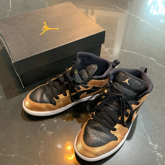 Nike Jordans Black/Metallic Gold - White Size 2.5 Little Kids - Picture 2 of 5
